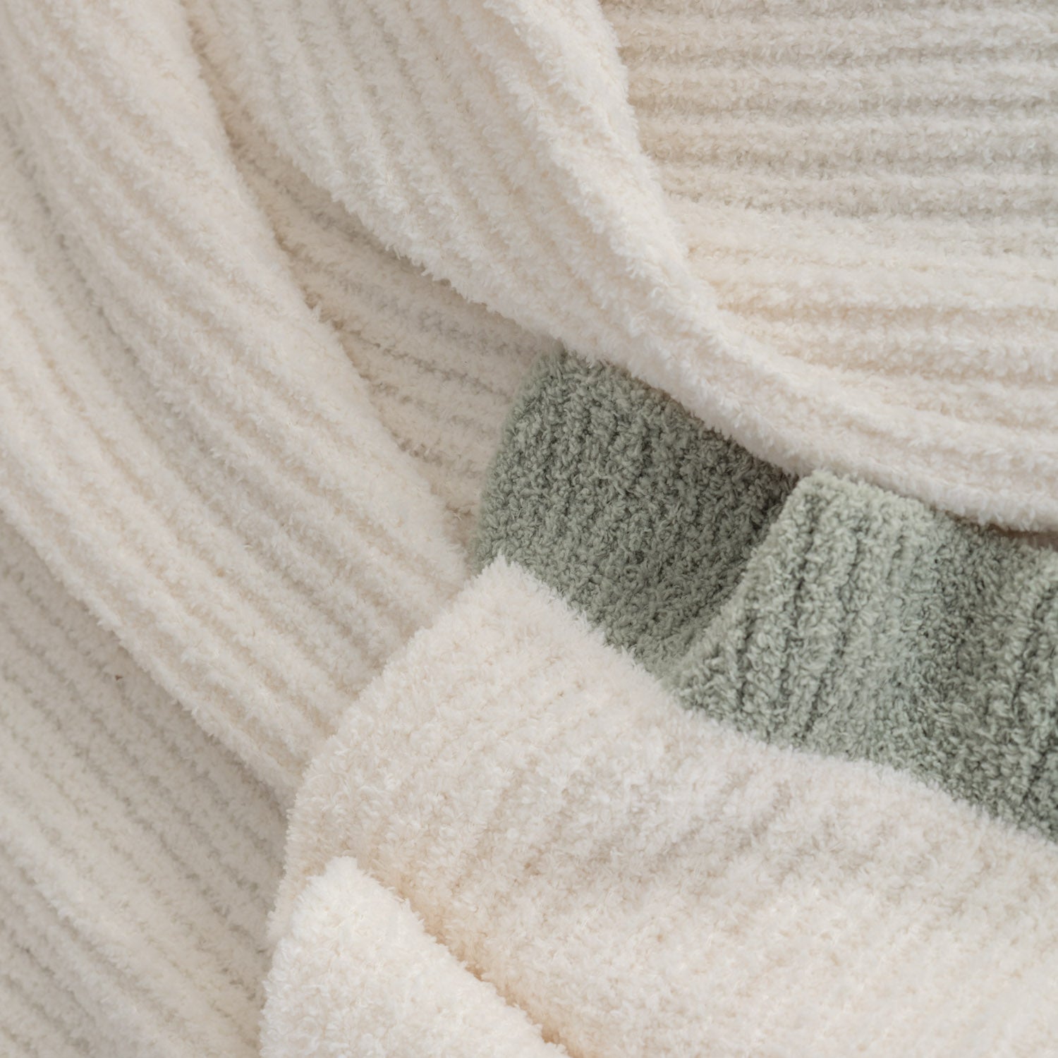 MellowKnit Ruffle Throw