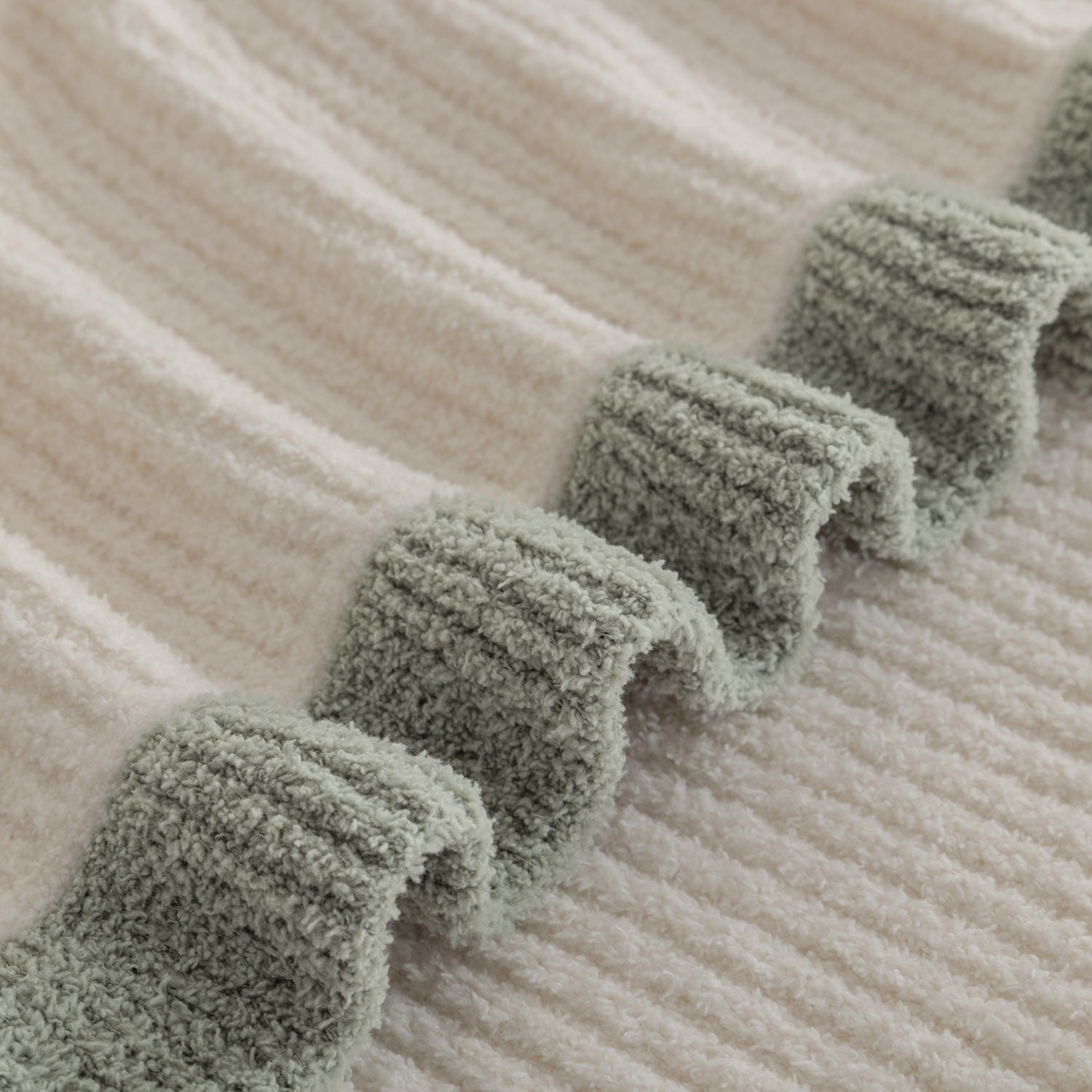 MellowKnit Ruffle Throw