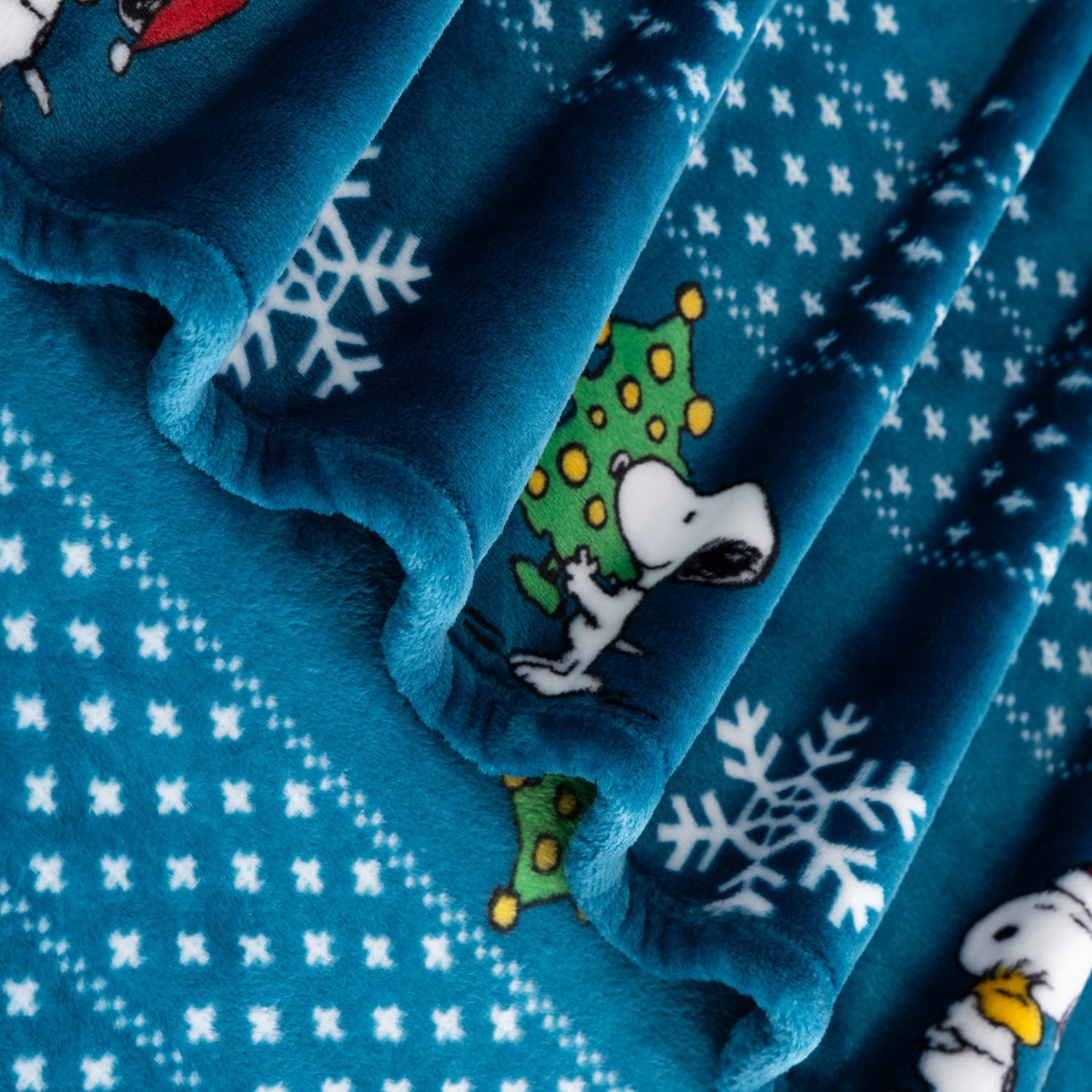 Peanuts® Holiday VelvetLoft® Throw